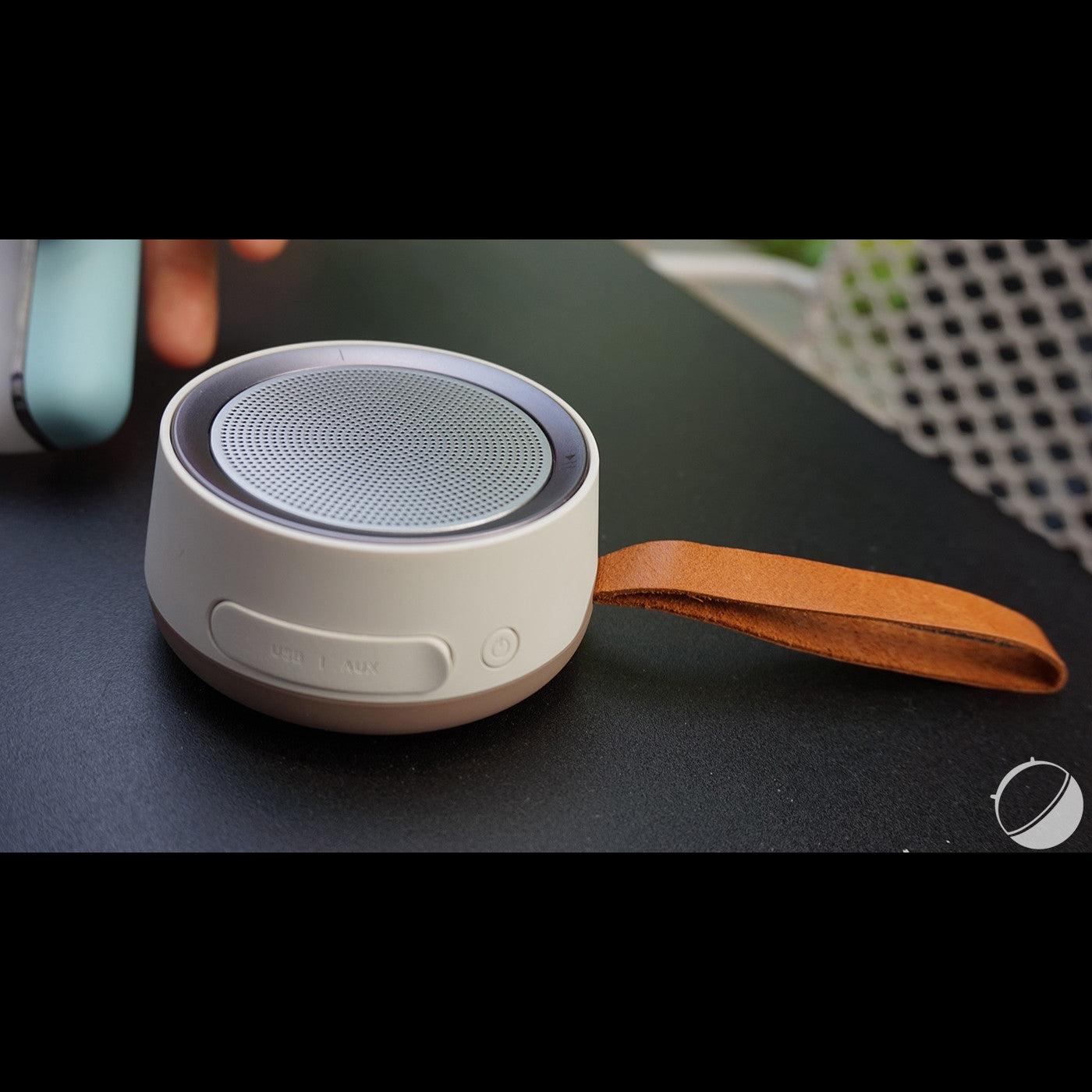 Samsung EO-SG510 Scoop Design Splash Resistant Wireless Speaker with Microphone